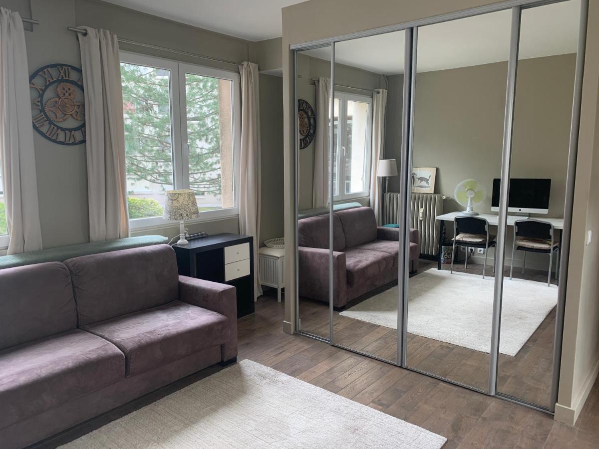 Apartment Porte Maillot-charming And Calm At